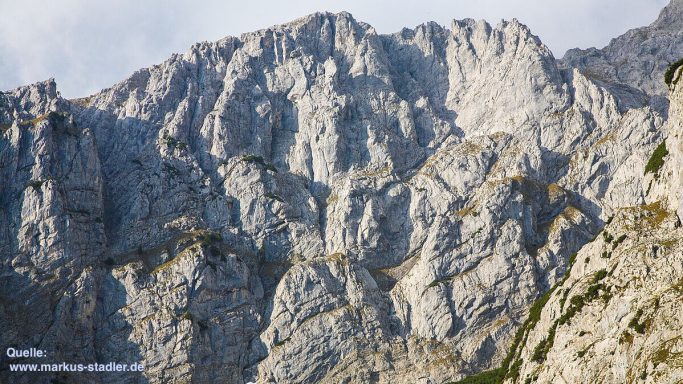 Hochalpine Felsen mit schroffen Klippen und zerklüfteten Strukturen.