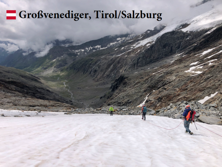 Schneebedeckte Berge mit Wanderern in den Regionen Großvenediger, Tirol und Salzburg.