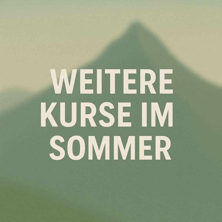 Text mit der Aufschrift "Weitere Kurse im Sommer" vor einem Berghintergrund.