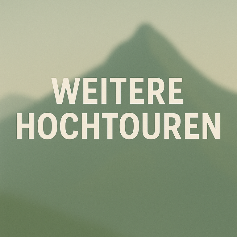 Text „Weitere Hochtouren“ vor einer verschwommenen Berglandschaft.