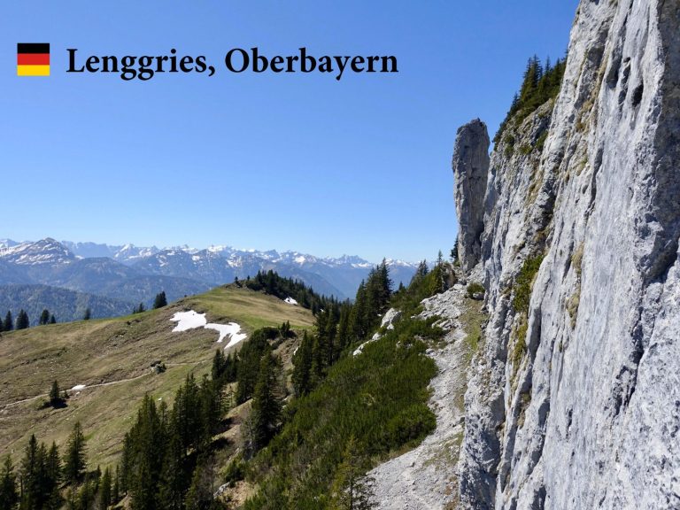 Blick auf die Berglandschaft von Lenggries, Oberbayern, mit schneebedeckten Gipfeln.
